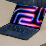 MacBook Pro M4 với màn hình nghiêng, đại diện cho các mẫu Mac mới tương thích macOS 26