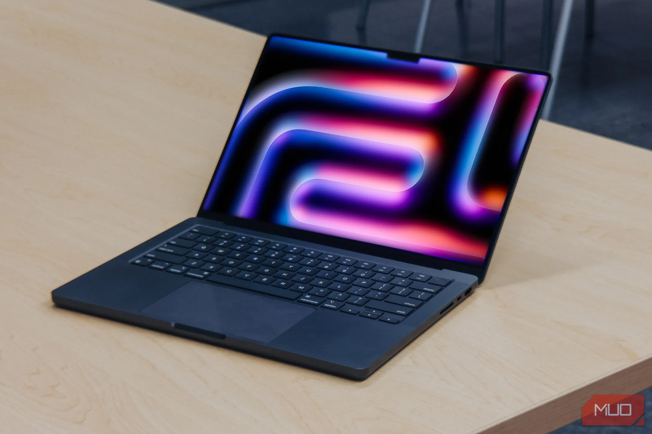 MacBook Pro M4 với màn hình nghiêng, đại diện cho các mẫu Mac mới tương thích macOS 26
