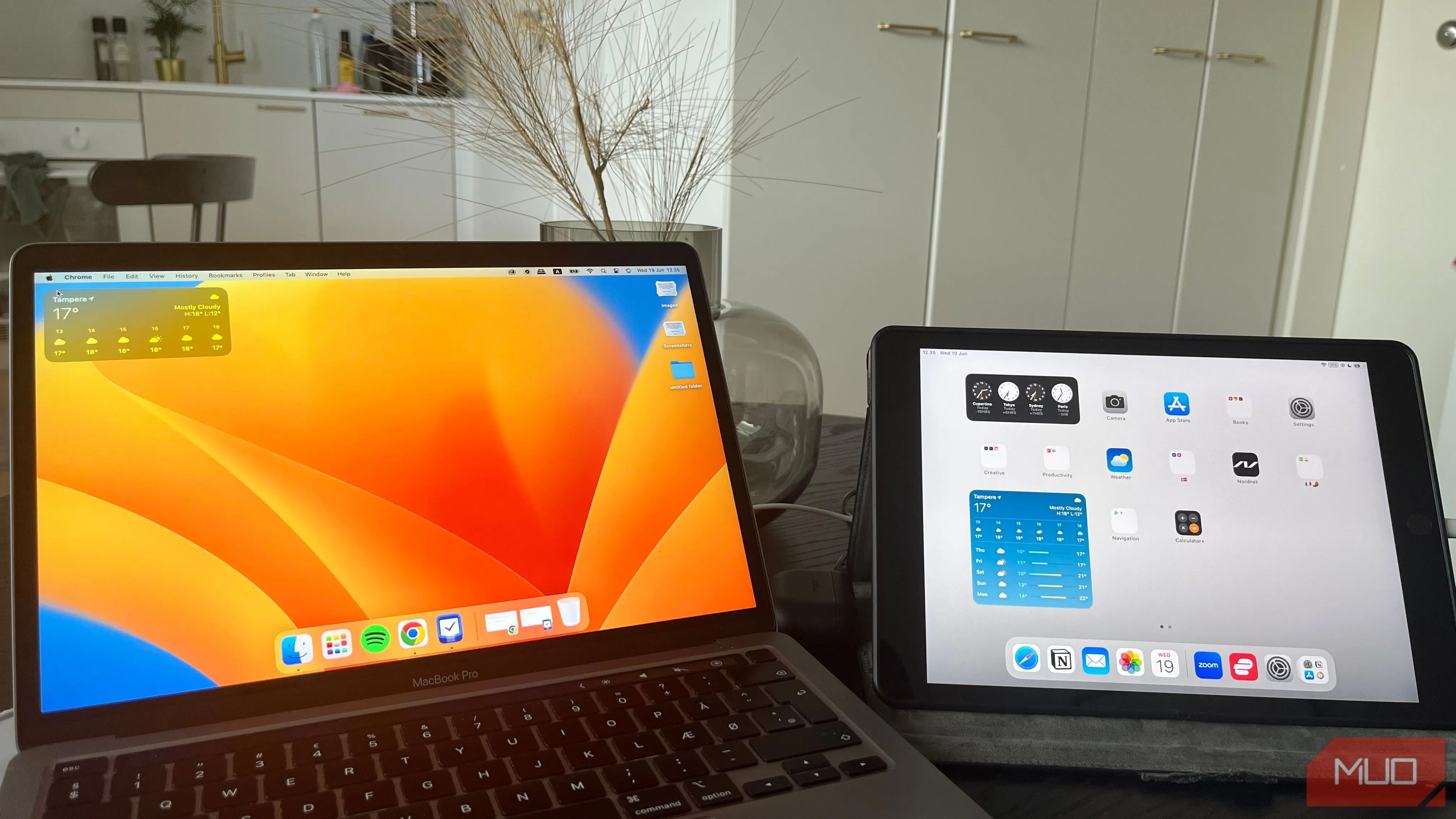 MacBook và iPad đặt cạnh nhau trên bàn làm việc, ghi lại khoảnh khắc học tập và làm việc tại gia.