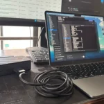 MacBook và màn hình ngoài kết nối qua hub, minh họa việc tiêu thụ năng lượng pin laptop
