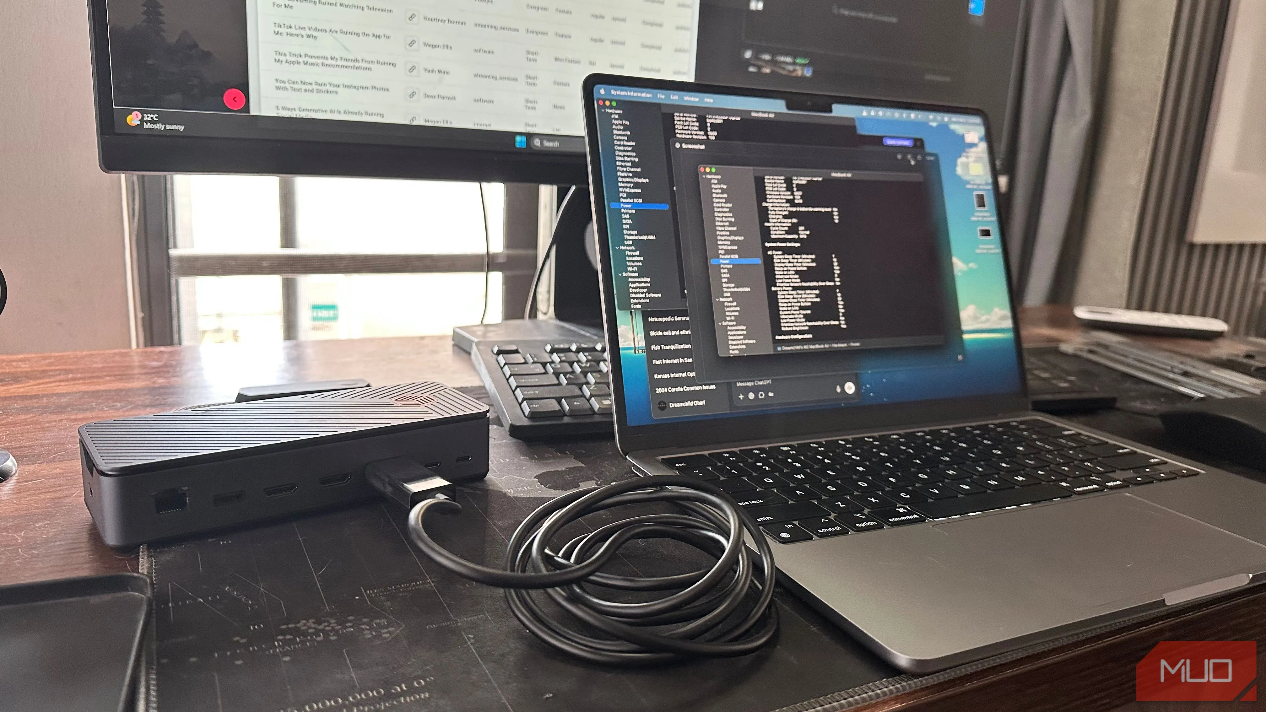 MacBook và màn hình ngoài kết nối qua hub, minh họa việc tiêu thụ năng lượng pin laptop