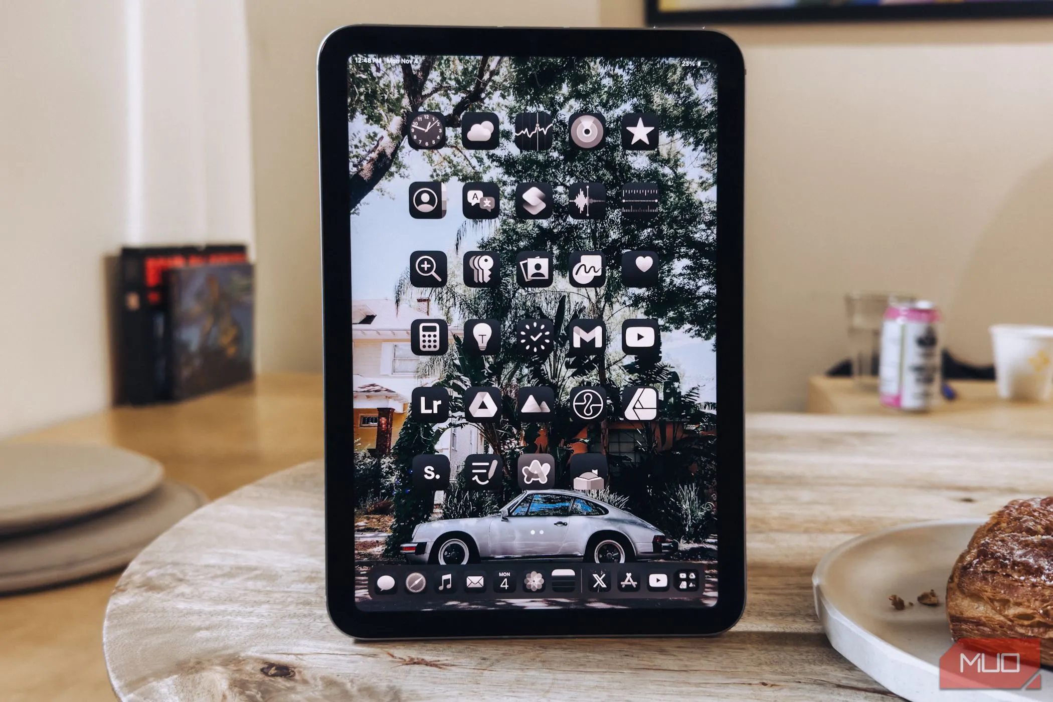 Màn hình 8.3 inch của iPad Mini A17 Pro trong tư thế dọc, đặt trên bàn