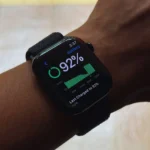 Màn hình Apple Watch Series 10 hiển thị tình trạng pin và mức sử dụng