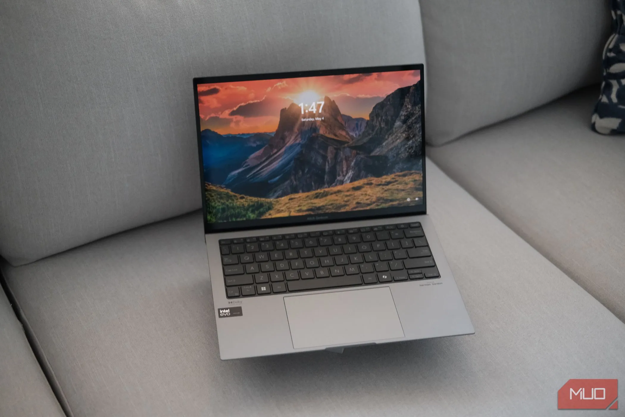 Màn hình ASUS Zenbook S 13 OLED hiển thị hình ảnh sống động