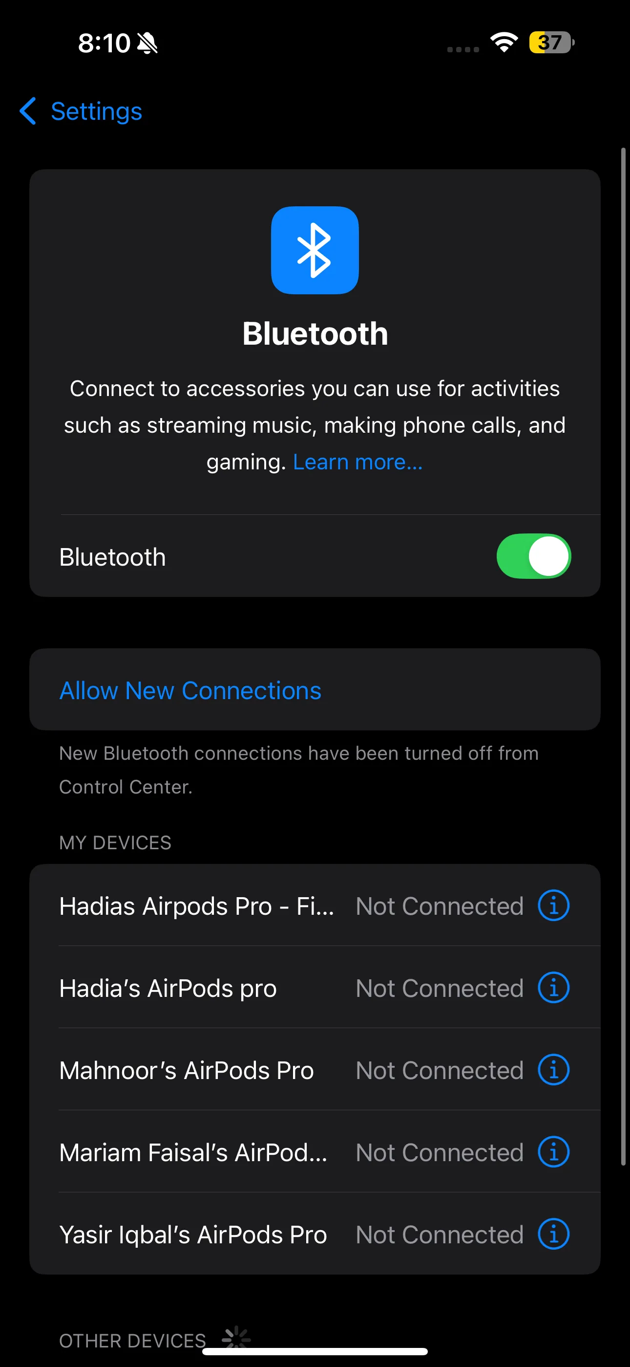 Màn hình cài đặt Bluetooth trên iOS hiển thị thông tin AirPods đã kết nối, nơi người dùng có thể tìm thấy số model và số serial của tai nghe.