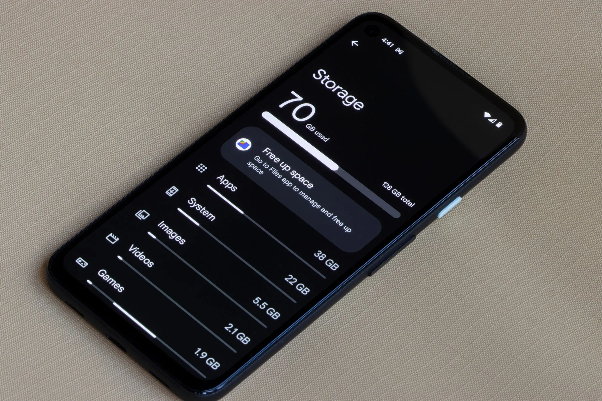 Màn hình cài đặt bộ nhớ trên điện thoại Android, cho thấy khả năng tái sử dụng điện thoại cũ làm thiết bị lưu trữ di động.