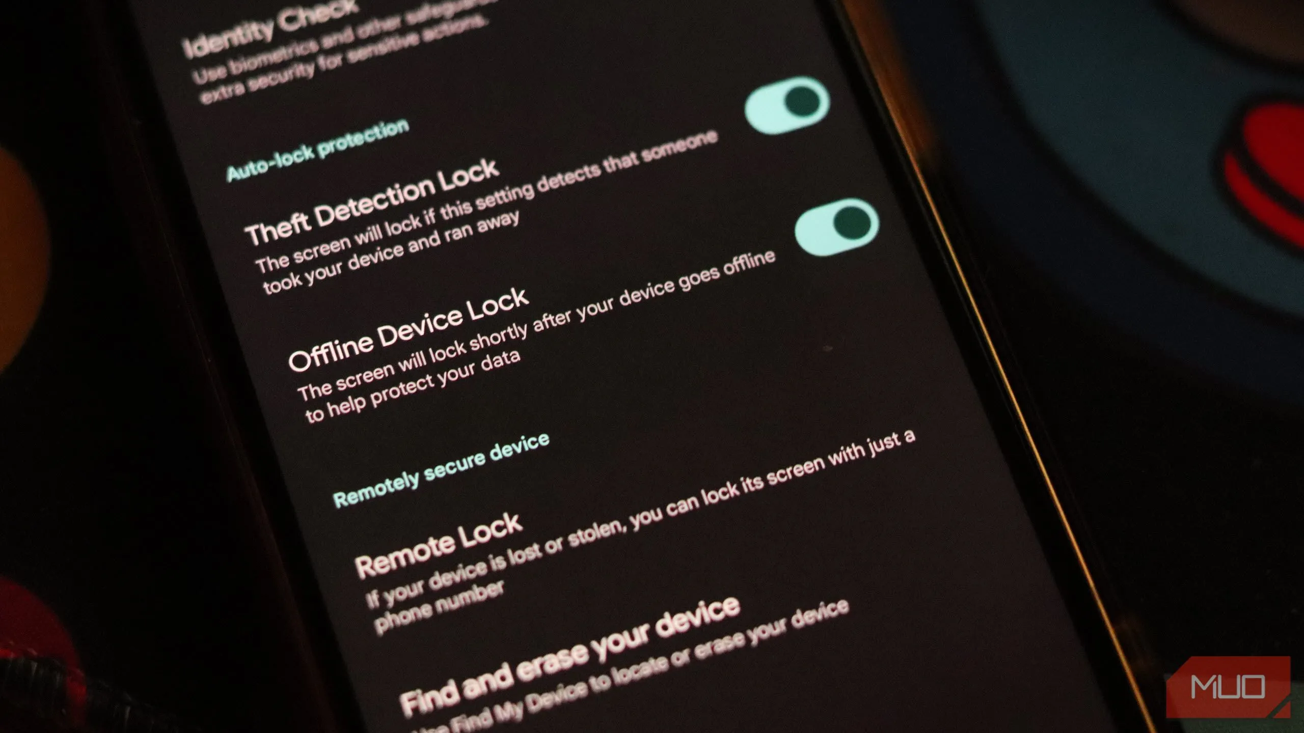 Màn hình cài đặt các tính năng chống trộm trên điện thoại Android, hiển thị tùy chọn Khóa Phát Hiện Trộm Cắp, Khóa Thiết Bị Ngoại Tuyến và Khóa Từ Xa.