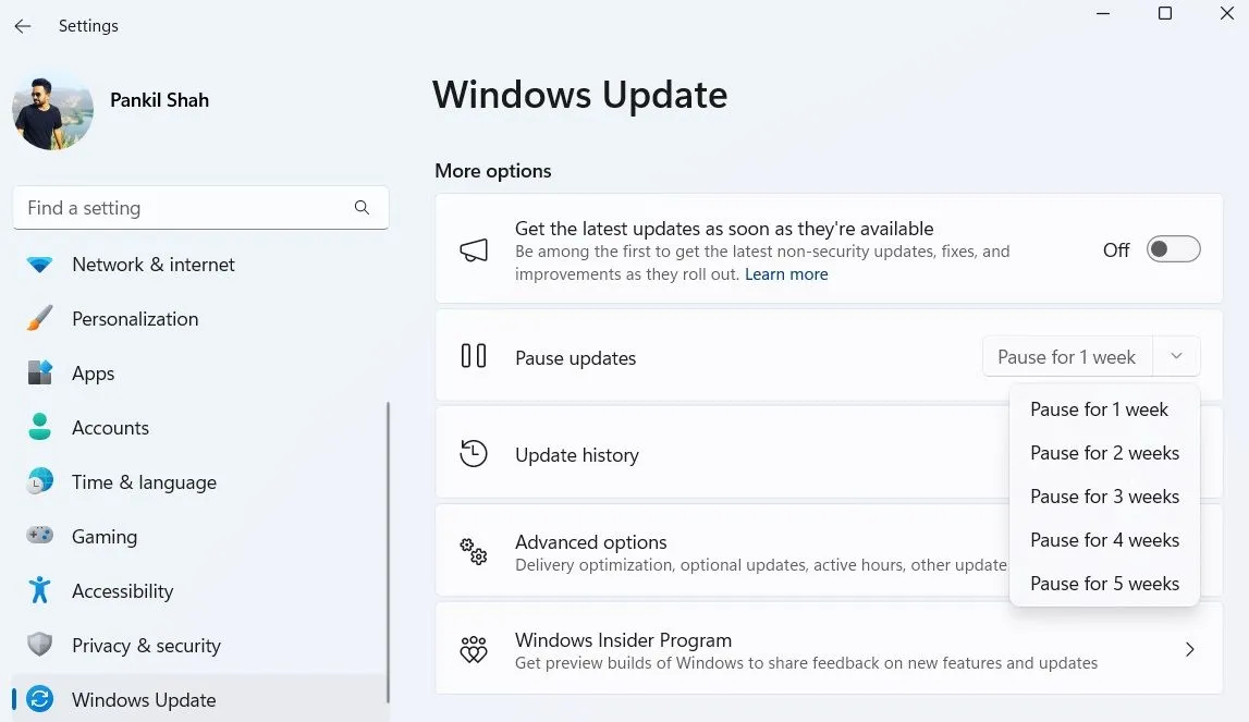Màn hình Cài đặt của Windows 11 hiển thị tùy chọn &quot;Pause updates&quot; (Tạm dừng cập nhật) để ngăn chặn việc cài đặt lại bản vá KB5051987 lỗi