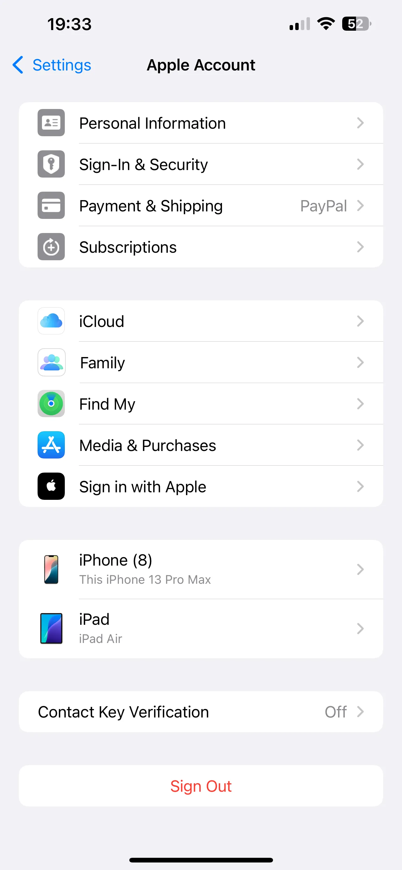 Màn hình cài đặt iCloud trên iPhone hiển thị tùy chọn sao lưu và tài khoản Apple ID