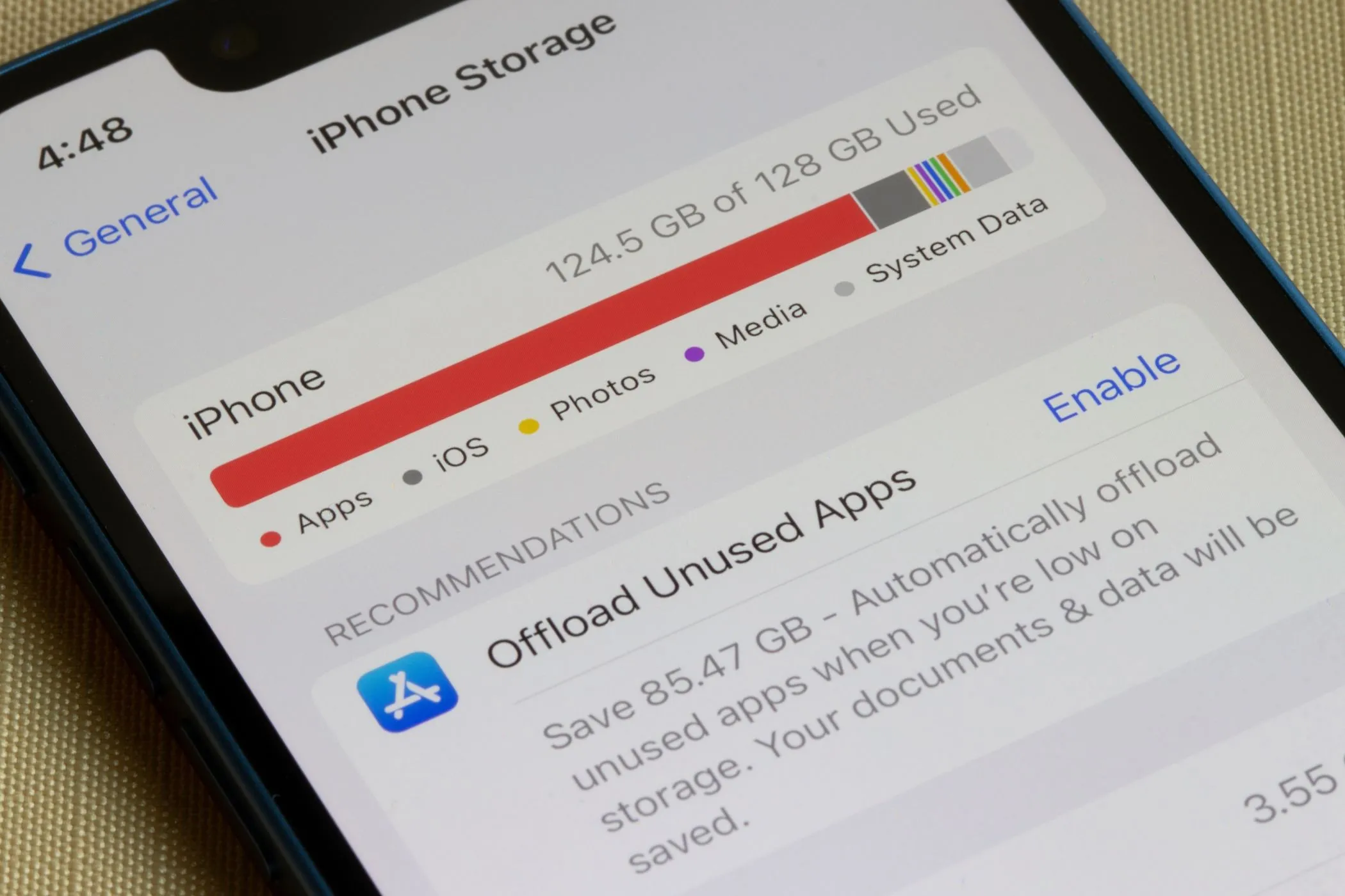 Màn hình cài đặt iPhone hiển thị thông tin dung lượng bộ nhớ thiết bị iOS