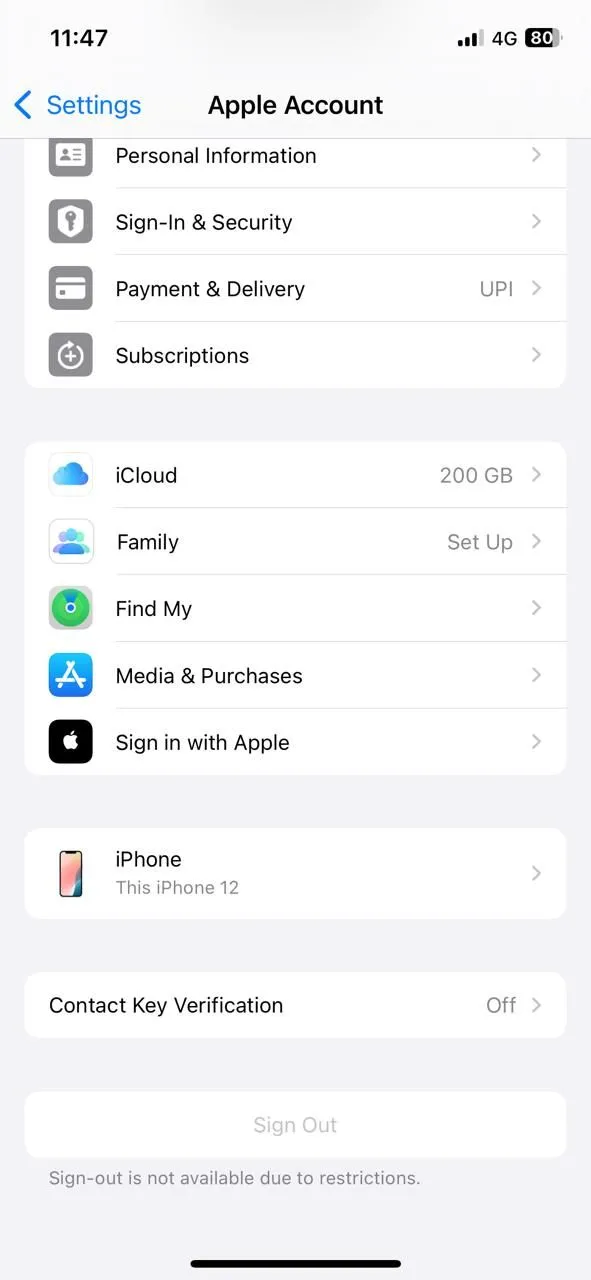 Màn hình cài đặt tài khoản Apple ID trên iPhone, hiển thị các tùy chọn quản lý iCloud và bảo mật.