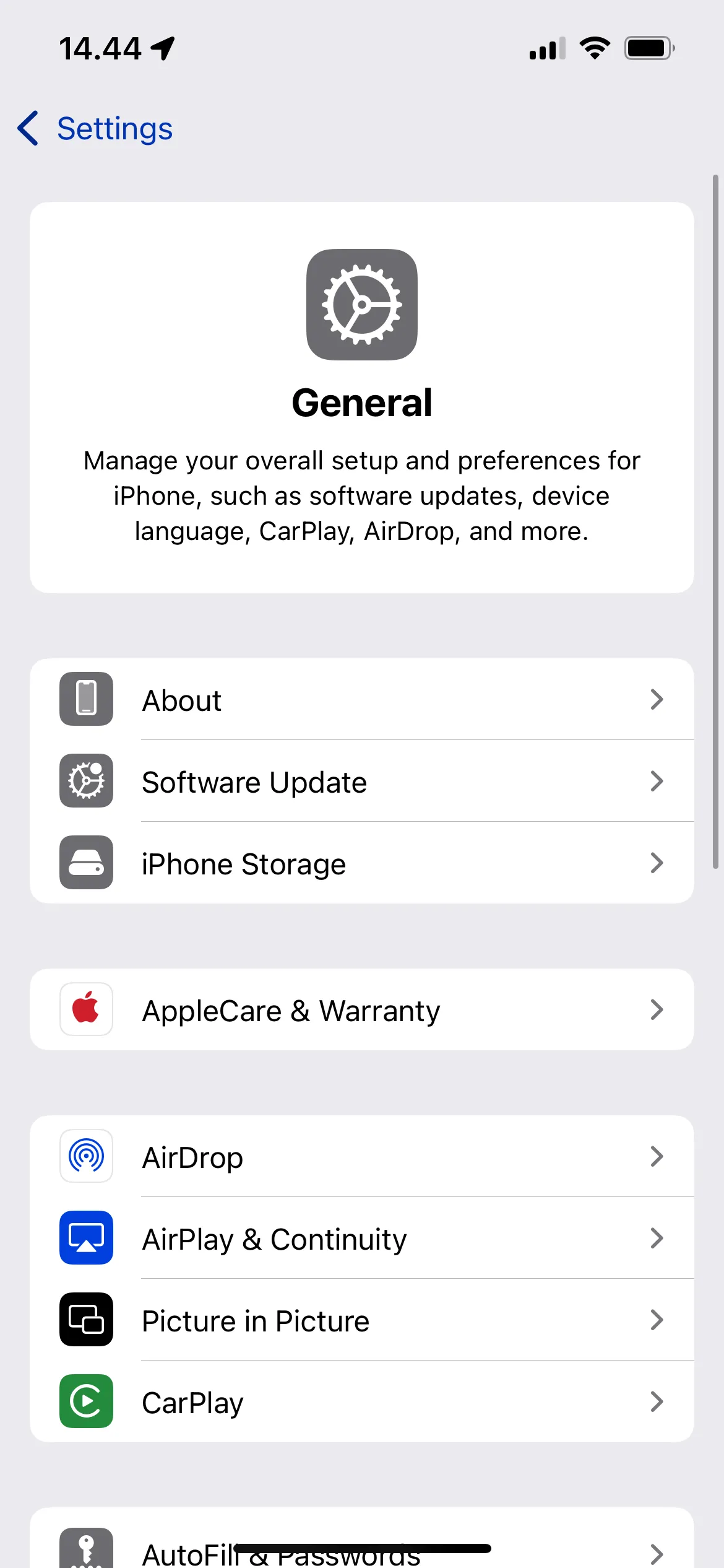 Màn hình Cài đặt trên iPhone, minh họa cách truy cập mục Cài đặt chung để xem thông tin thiết bị và kiểm tra mã model iPhone