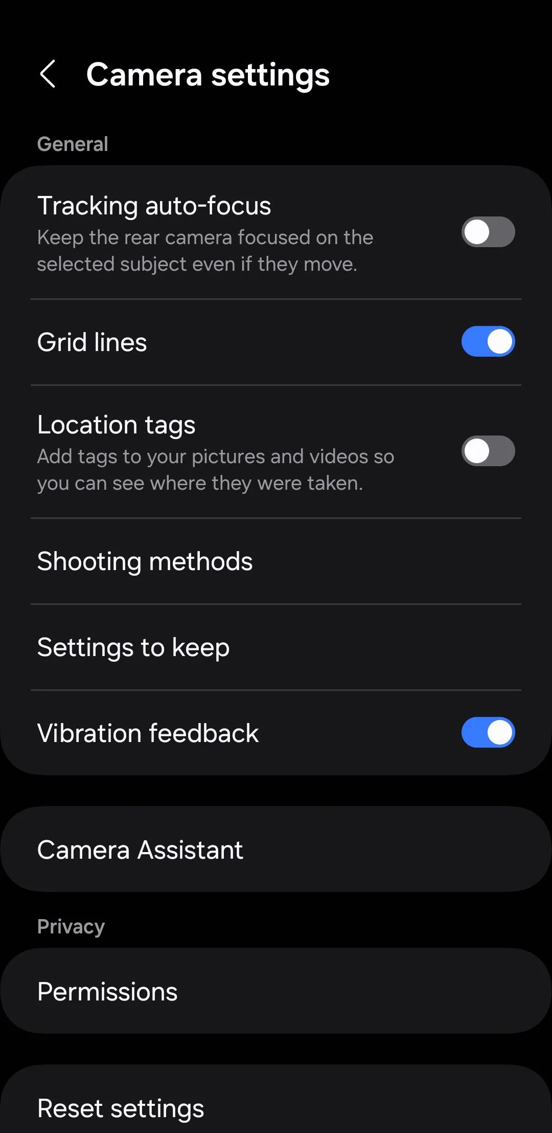 Màn hình cài đặt ứng dụng Camera Samsung Galaxy với tùy chọn "Âm thanh màn trập" để tắt tiếng chụp ảnh