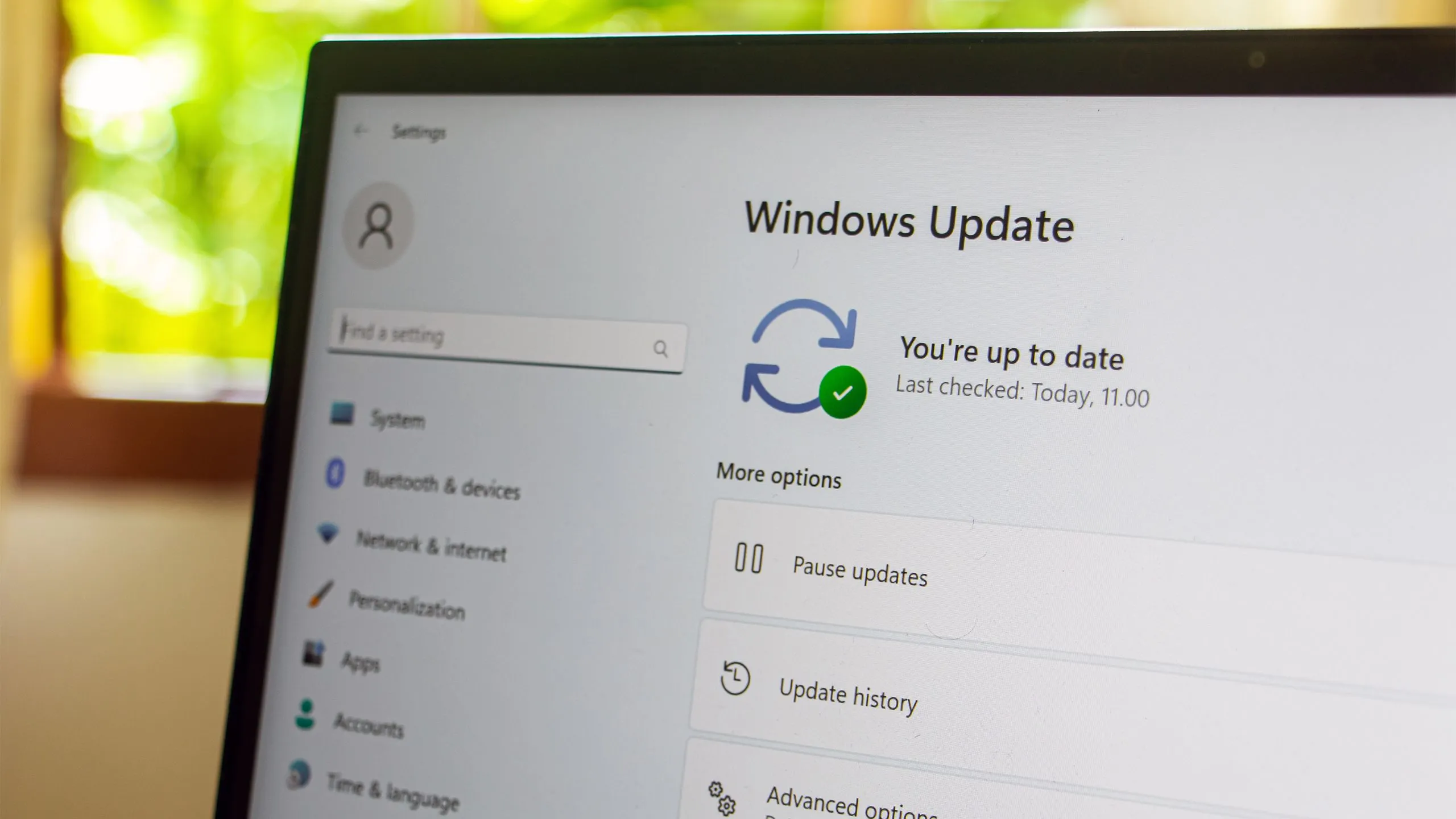 Màn hình cập nhật Windows 11 trong ứng dụng Cài đặt, nhấn mạnh tầm quan trọng của việc cập nhật bảo mật định kỳ.