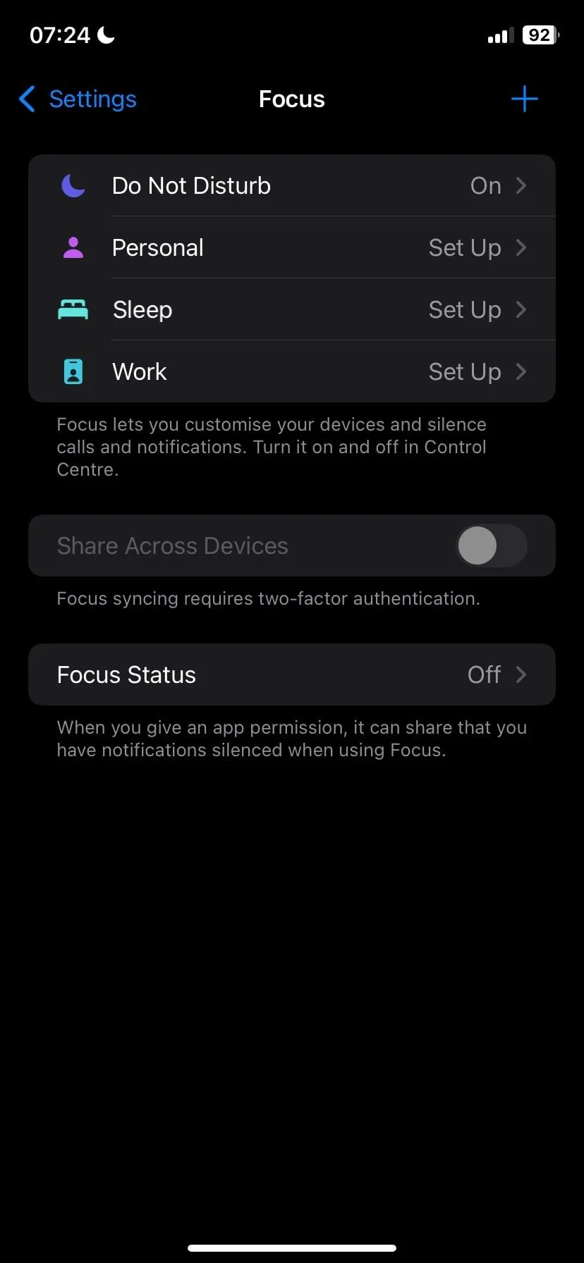 Màn hình Chế độ Tập trung (Focus Mode) trên iPhone, hiển thị các tùy chọn như Không làm phiền, Cá nhân, Ngủ, giúp kiểm soát thông báo.