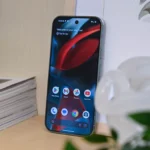 Màn hình chính của điện thoại Google Pixel 9 Pro với thông báo yêu cầu mở khóa để truy cập đầy đủ tính năng và dữ liệu sau khi khởi động lại, minh họa trạng thái bảo mật BFU.