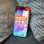 Màn hình chính của iPhone 15 hiển thị giao diện iOS 26, minh họa thiết bị tương thích