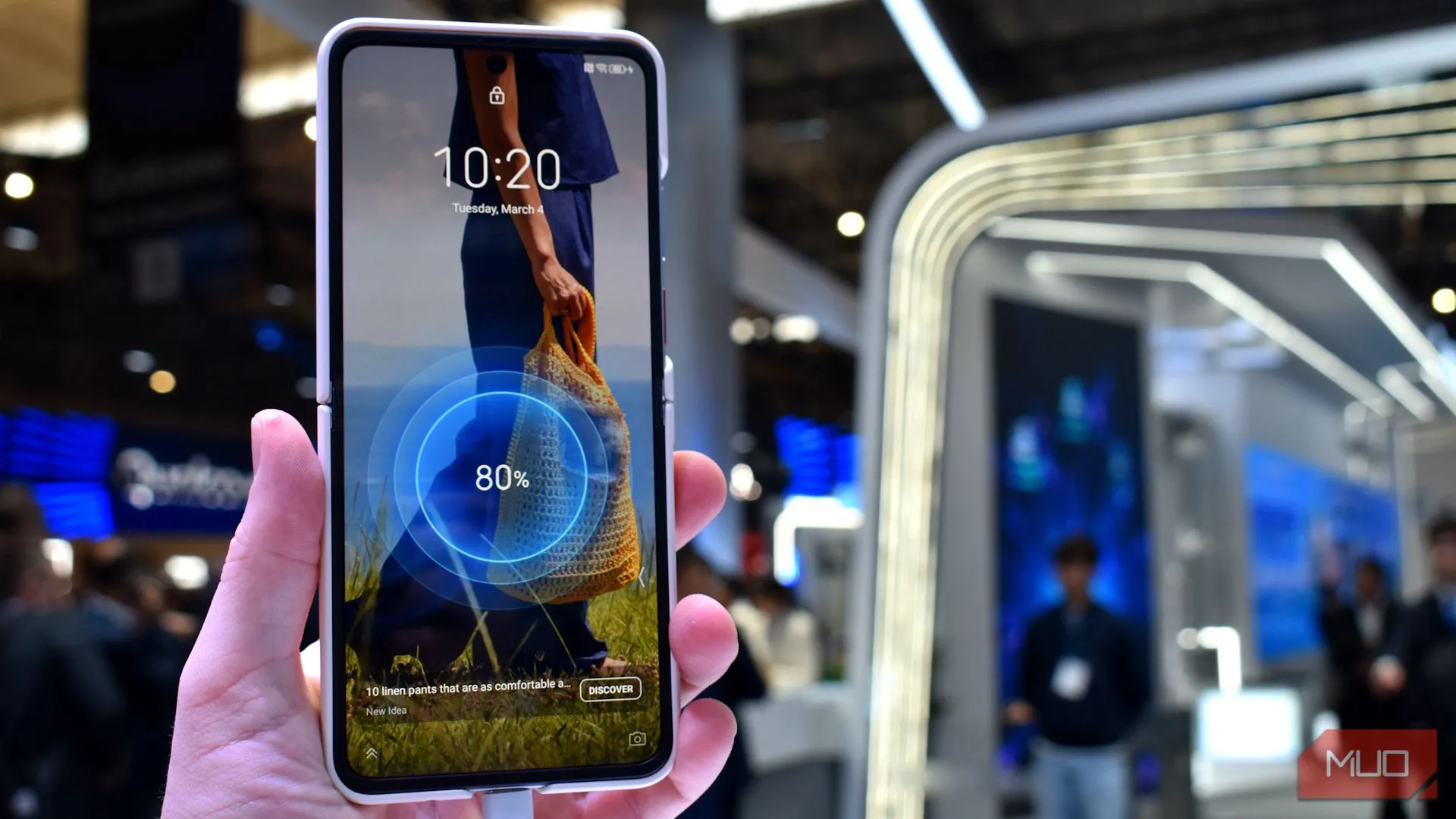 Màn hình chính của Nubia Flip 2 5G khi mở ra, hiển thị giao diện người dùng tại MWC 2025.