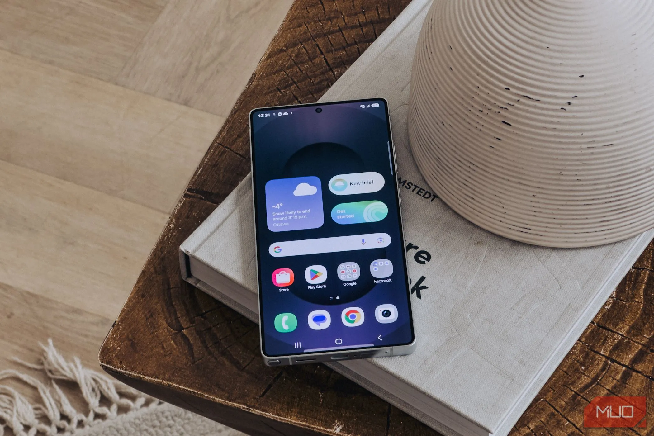 Màn hình chính của Samsung Galaxy S25 hiển thị tính năng Daily Brief của Galaxy AI, cung cấp thông tin tổng hợp hàng ngày.