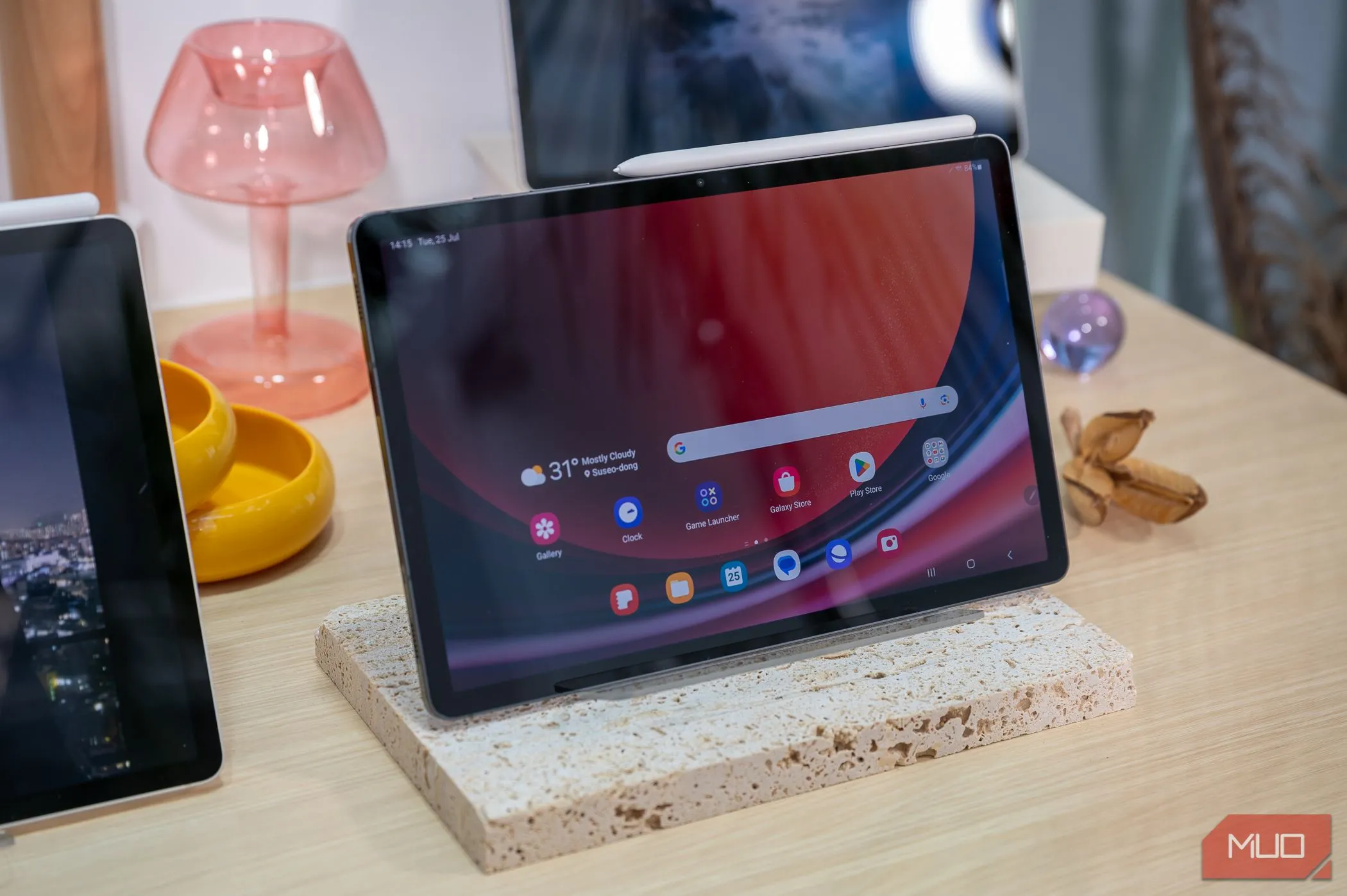 Màn hình chính của Samsung Galaxy Tab S9 hiển thị các ứng dụng và giao diện