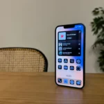 Màn hình chính iOS 18 trên iPhone, hiển thị các widget tùy chỉnh và ứng dụng, minh họa vấn đề hiệu suất chậm của iOS 18