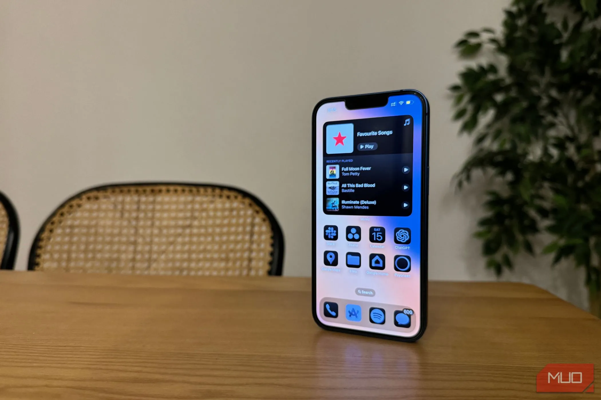 Màn hình chính iOS 18 trên iPhone, hiển thị các widget tùy chỉnh và ứng dụng, minh họa vấn đề hiệu suất chậm của iOS 18