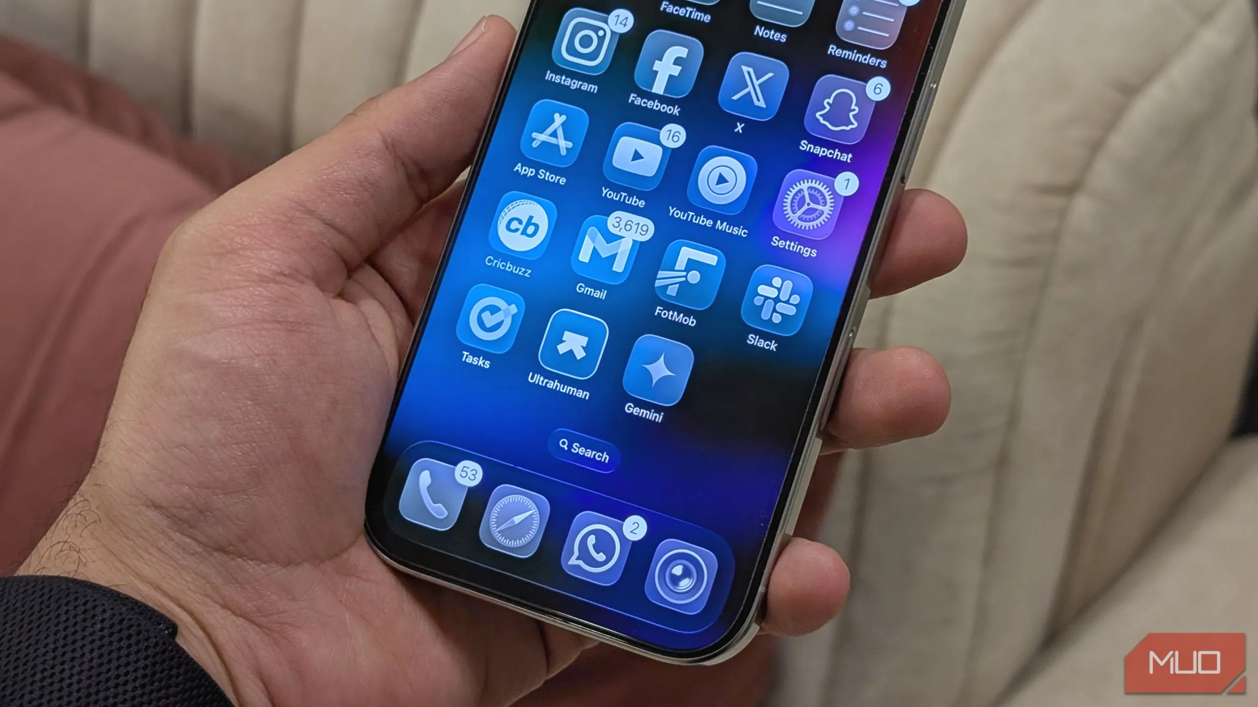 Màn hình chính iPhone với thiết kế Liquid Glass mới của iOS 26, minh họa giao diện người dùng hiện đại