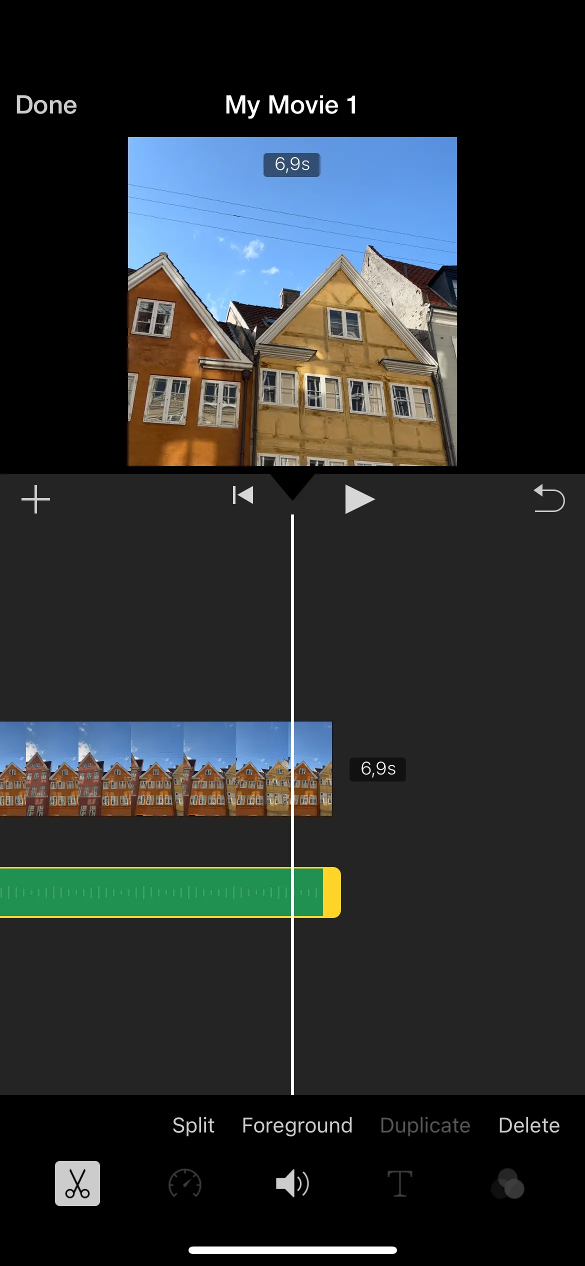 Màn hình chỉnh sửa video trong ứng dụng iMovie trên iPhone, hiển thị các công cụ cắt ghép và hiệu ứng.
