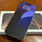 Màn hình chờ iPhone 16 Pro Max trên bàn làm việc, minh họa cho trải nghiệm Apple Intelligence chưa tối ưu.