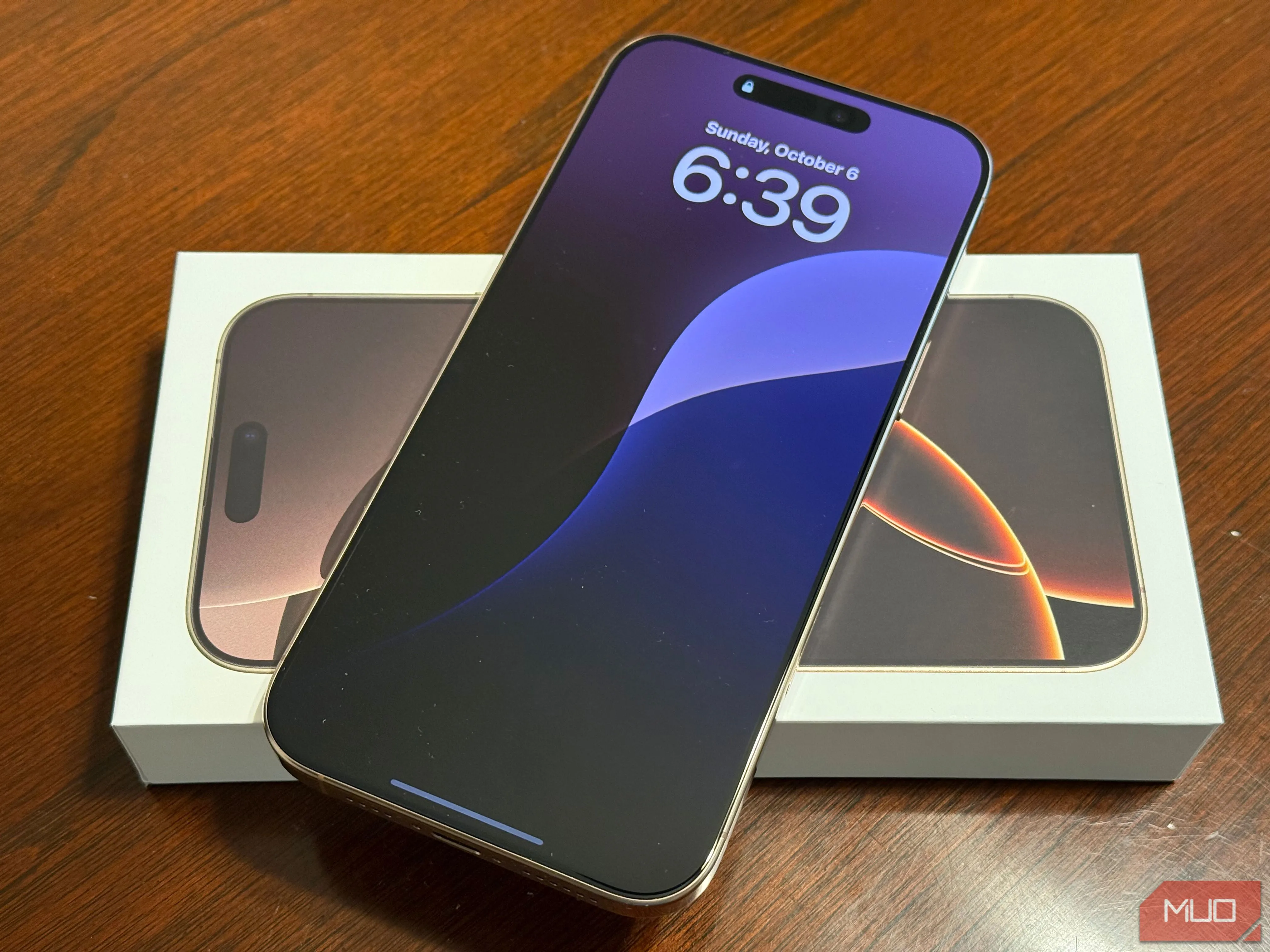 Màn hình chờ iPhone 16 Pro Max trên bàn làm việc, minh họa cho trải nghiệm Apple Intelligence chưa tối ưu.