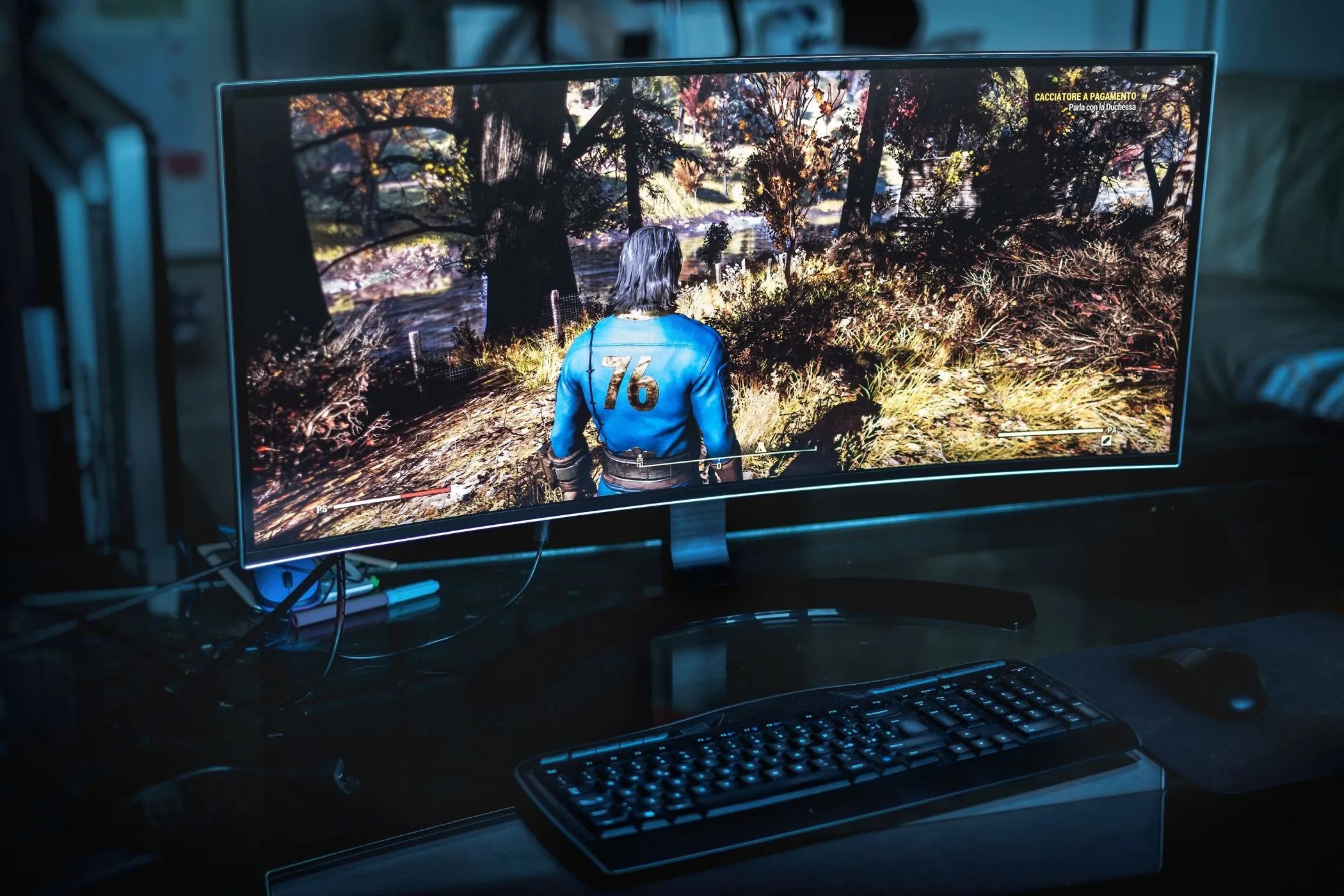 Màn hình chơi game ultrawide hiển thị tựa game Fallout 76, nhấn mạnh tầm quan trọng của độ trễ thấp khi chơi game trực tuyến.