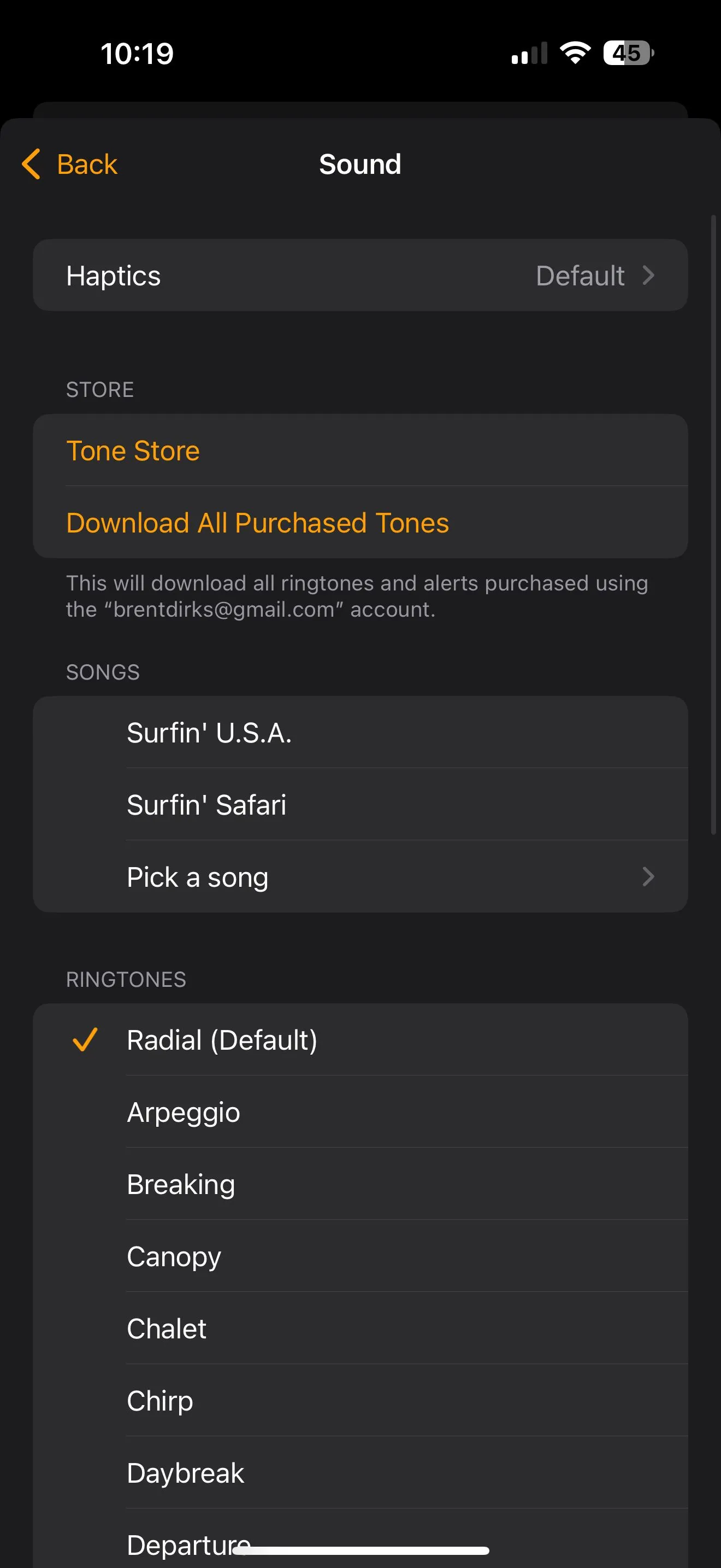 Màn hình chọn âm thanh cho báo thức trong ứng dụng Đồng hồ, hiển thị tùy chọn &quot;Pick a song&quot; từ Apple Music