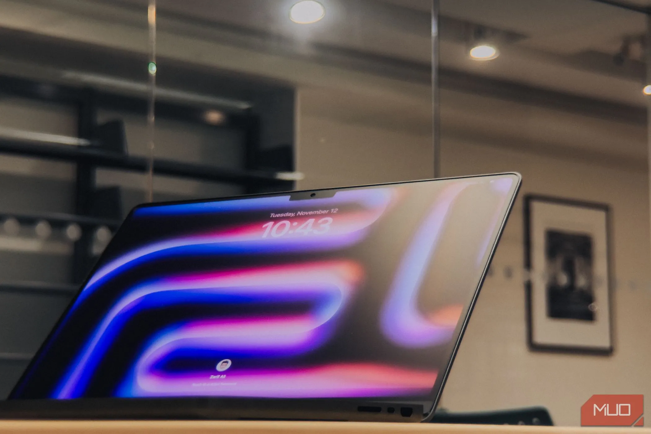Màn hình công nghệ nano-texture của MacBook Pro M4 giảm chói hiệu quả, tương phản với màn hình bóng của Zenbook S 16 OLED