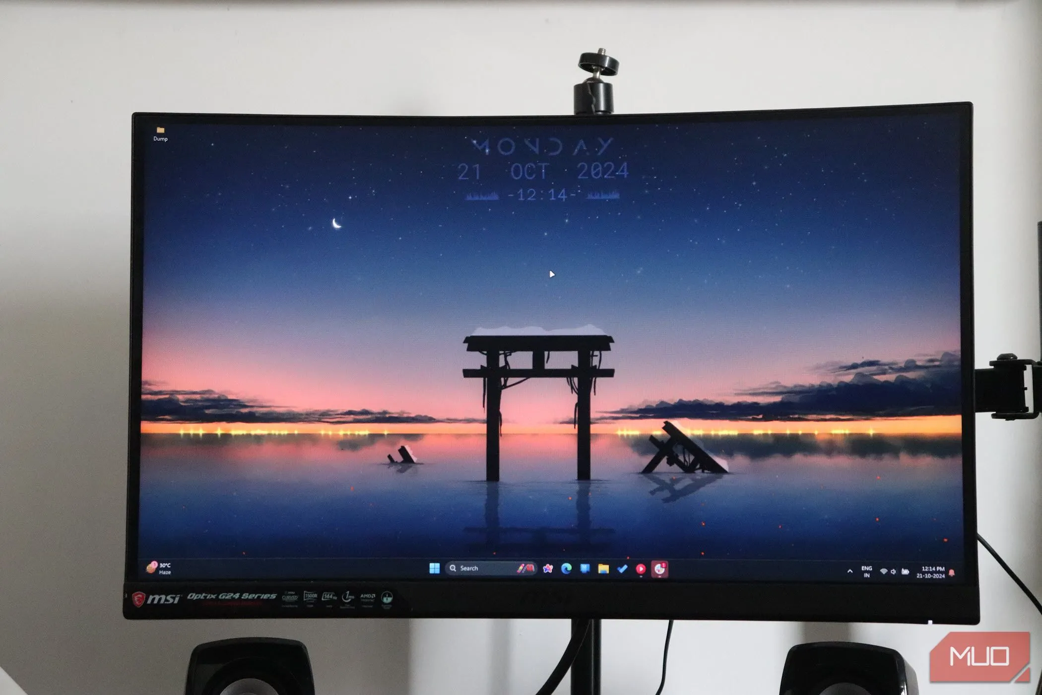 Màn hình cong OLED gắn trên tay đỡ, biểu tượng cho chi phí cao và quyết định mua sắm hợp lý.