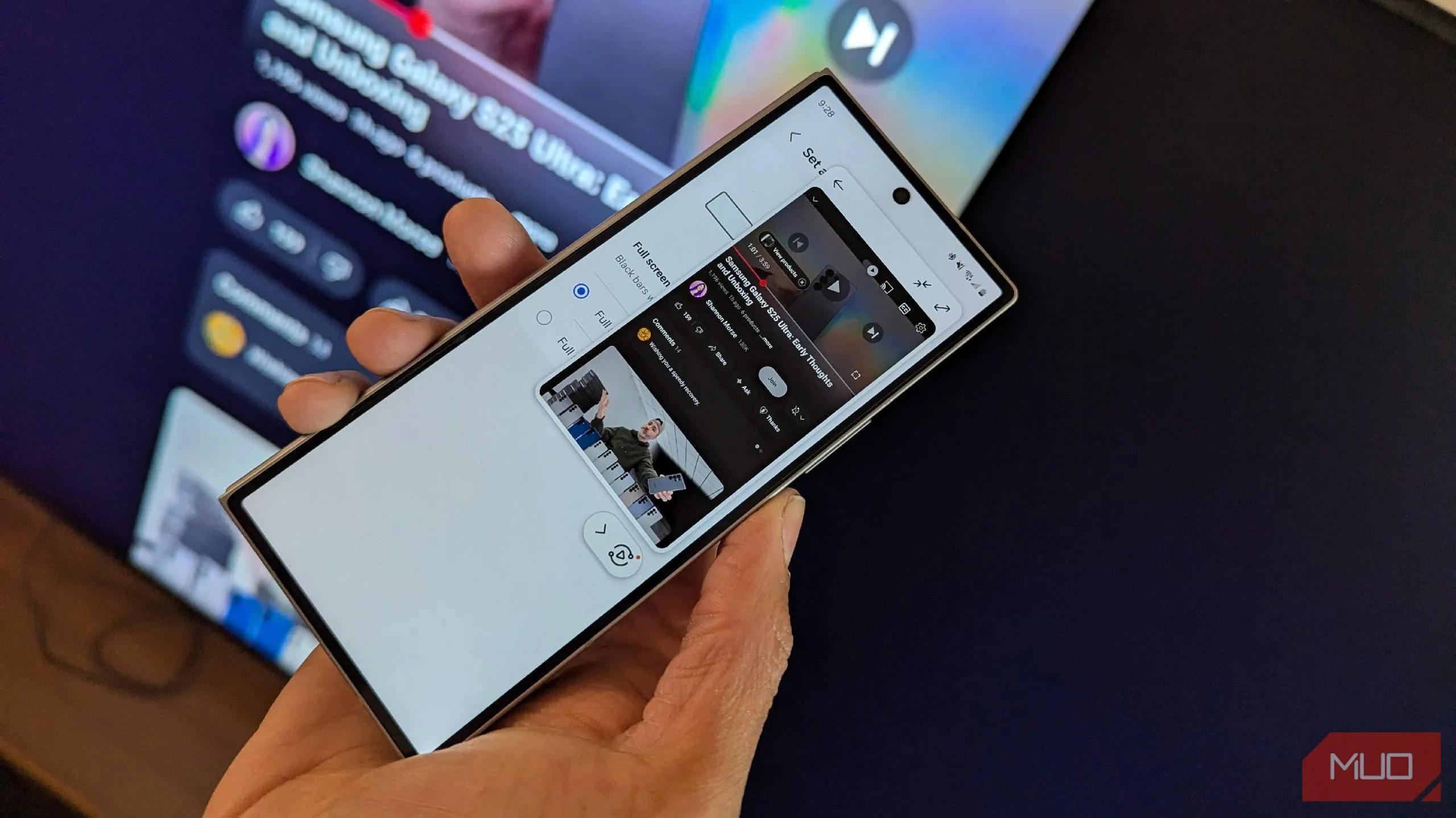 Màn hình điện thoại đang được phản chiếu lên Smart TV thông qua tính năng Samsung Tap View, thể hiện giải pháp chiếu màn hình để duyệt web.
