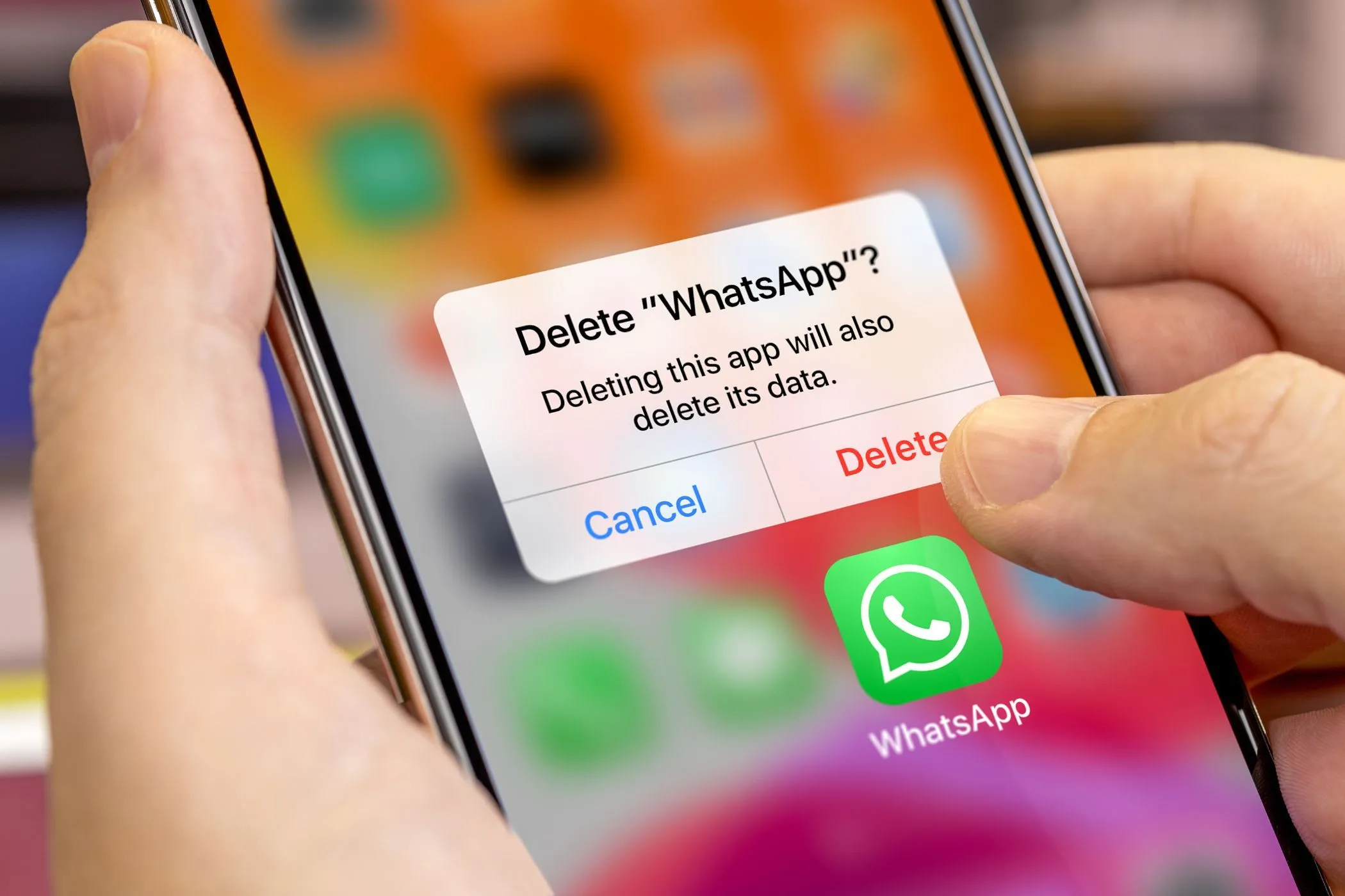 Màn hình điện thoại di động hiển thị tùy chọn 'Uninstall' (Gỡ cài đặt) cho ứng dụng WhatsApp, minh họa hành động loại bỏ ứng dụng gây xao nhãng