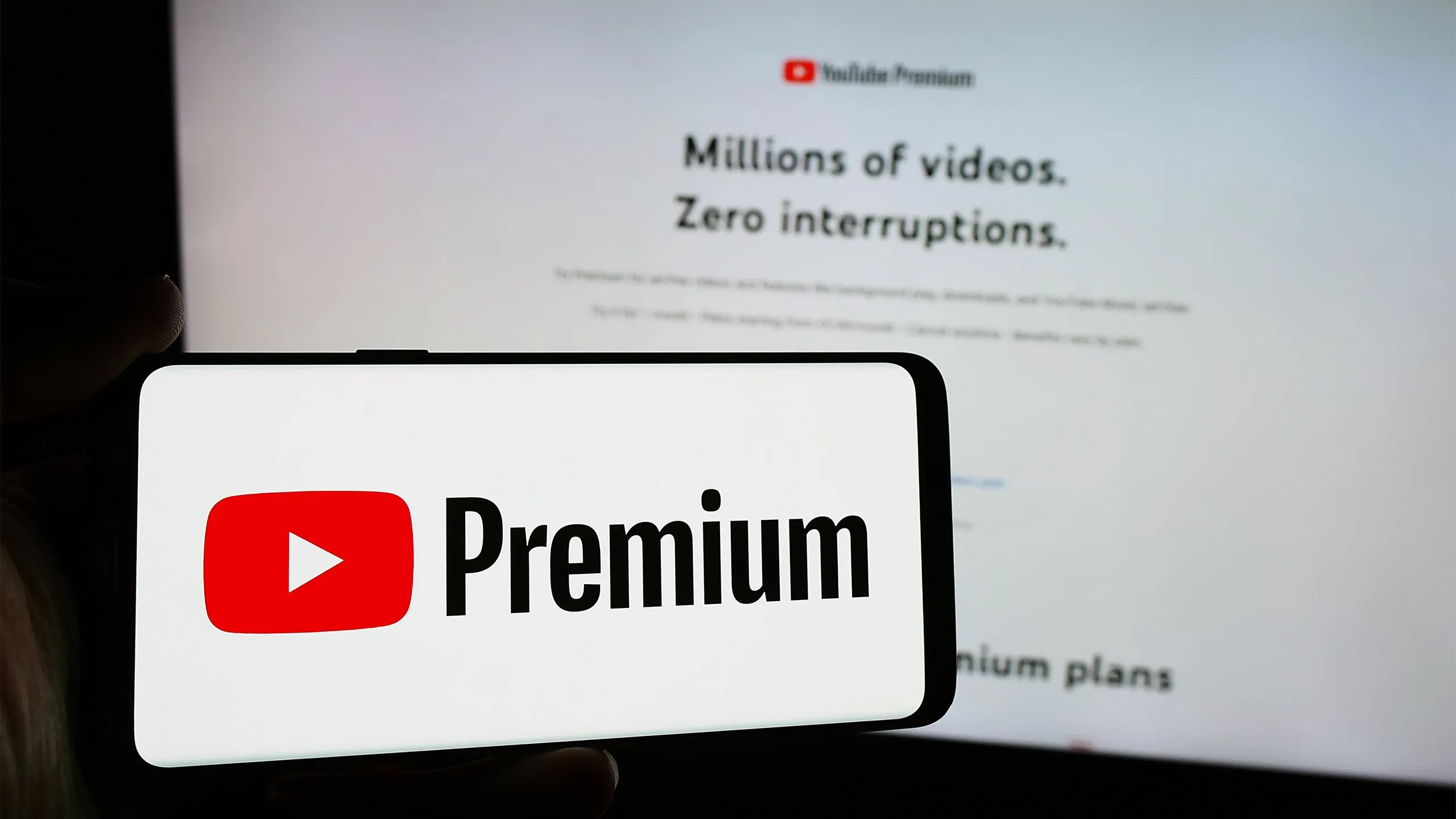 Màn hình điện thoại hiển thị logo YouTube Premium, minh họa gói dịch vụ đăng ký không quảng cáo
