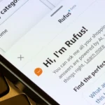 Màn hình điện thoại hiển thị trợ lý mua sắm AI Rufus của Amazon