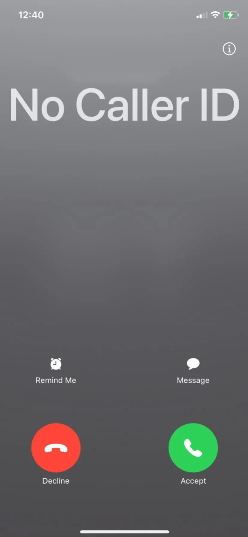 Màn hình điện thoại iPhone hiển thị cuộc gọi đến với thông báo "No Caller ID" hoặc "Số riêng tư", minh họa tính năng ẩn số gọi đến.