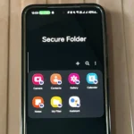 Màn hình điện thoại Samsung với ứng dụng Thư viện trong Secure Folder, minh họa lỗ hổng bảo mật