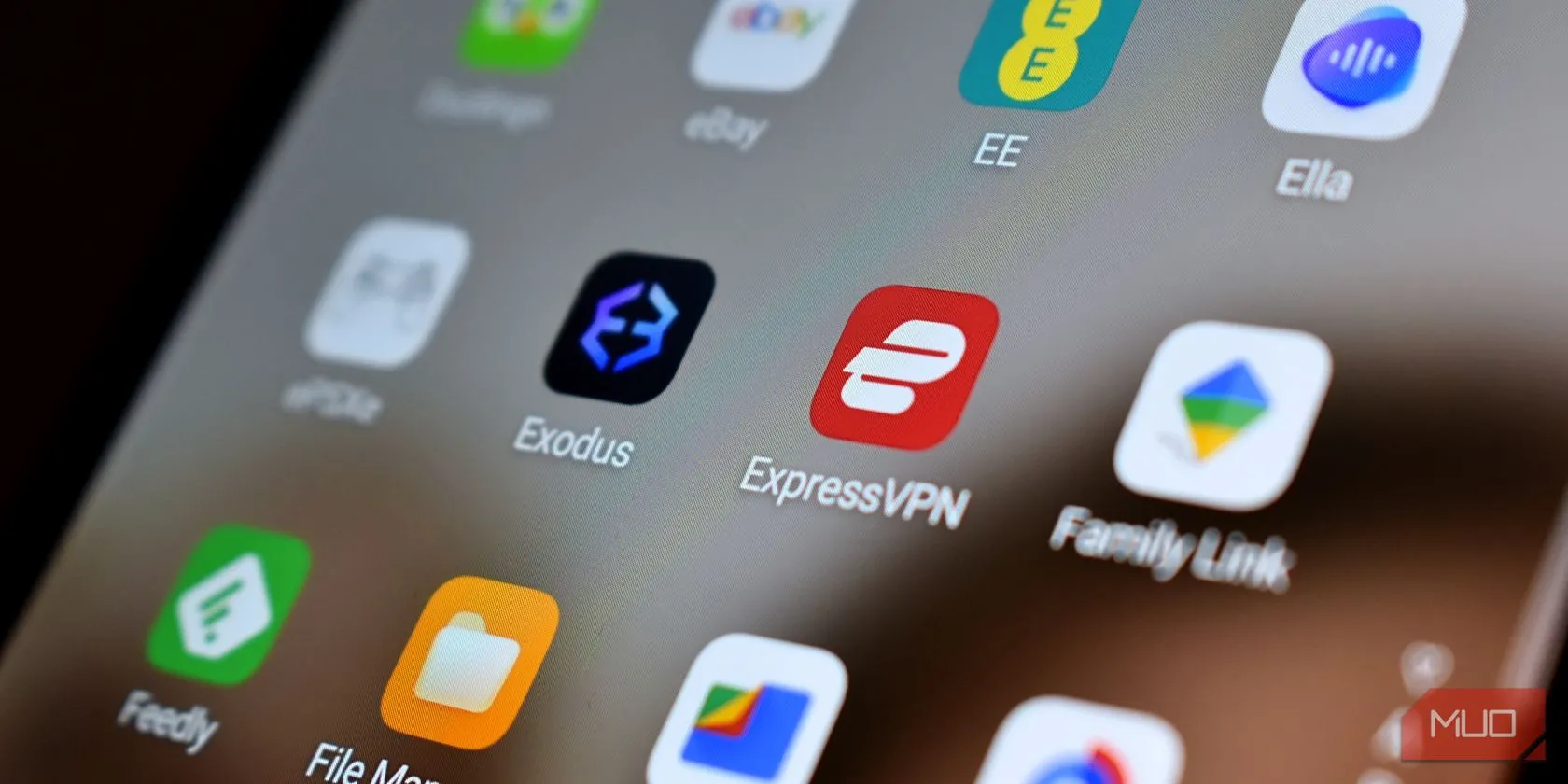 Màn hình điện thoại thông minh hiển thị logo ExpressVPN, tượng trưng cho sự bảo mật dữ liệu di động.