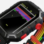 Màn hình đồng hồ thông minh Atari 2600 My Play Watch hiển thị giao diện game retro kinh điển.