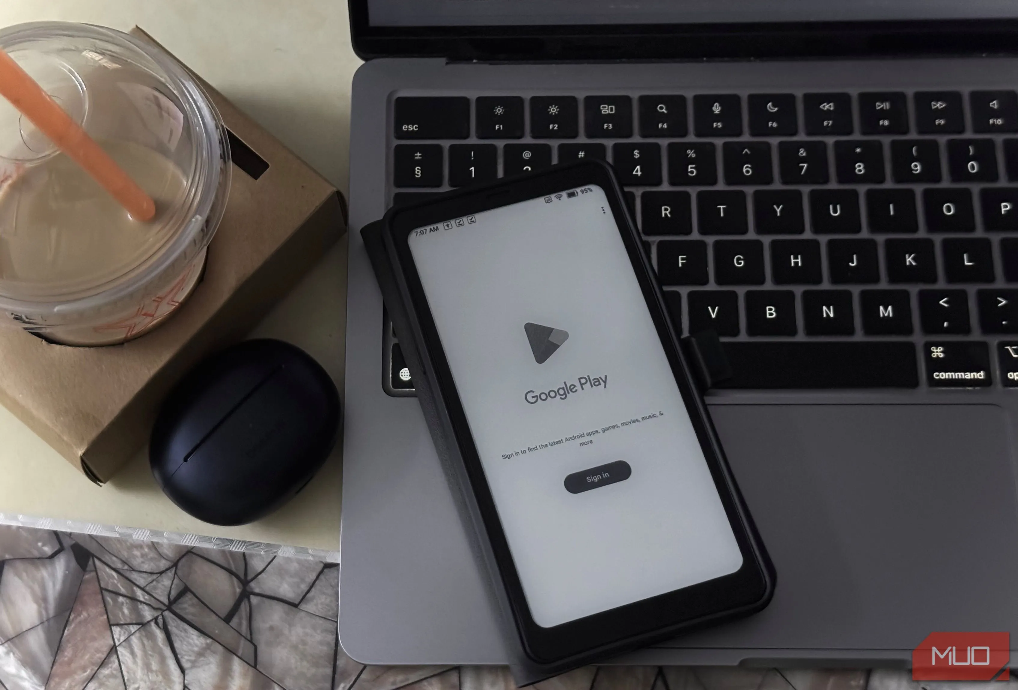 Màn hình Google Play Store đang hiển thị trên Boox Palma 2, minh họa khả năng cài đặt ứng dụng linh hoạt trên thiết bị eReader chạy Android.