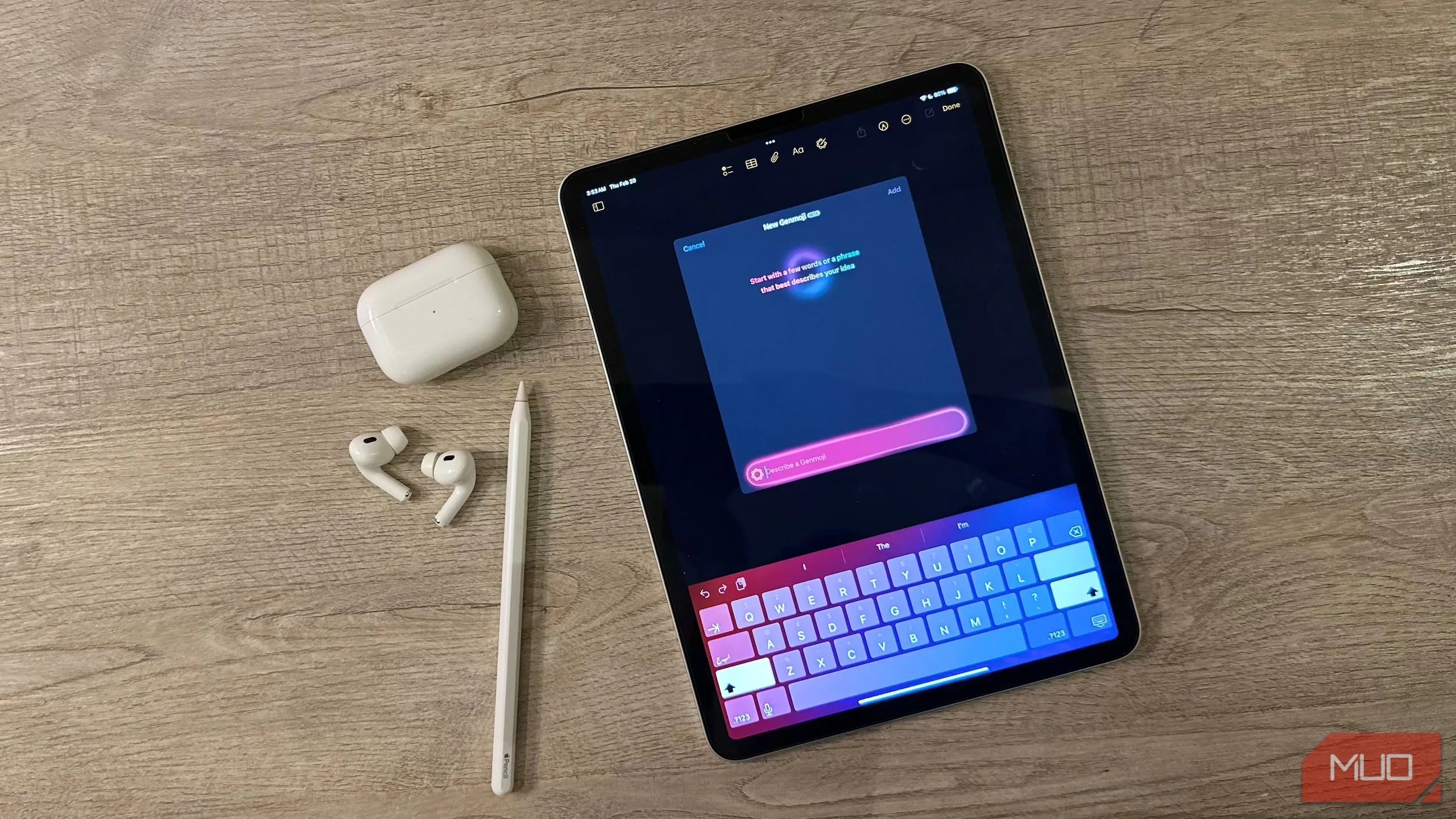 Màn hình iPad hiển thị Genmoji cùng với AirPods và Apple Pencil, minh họa khả năng kết hợp các phụ kiện Apple