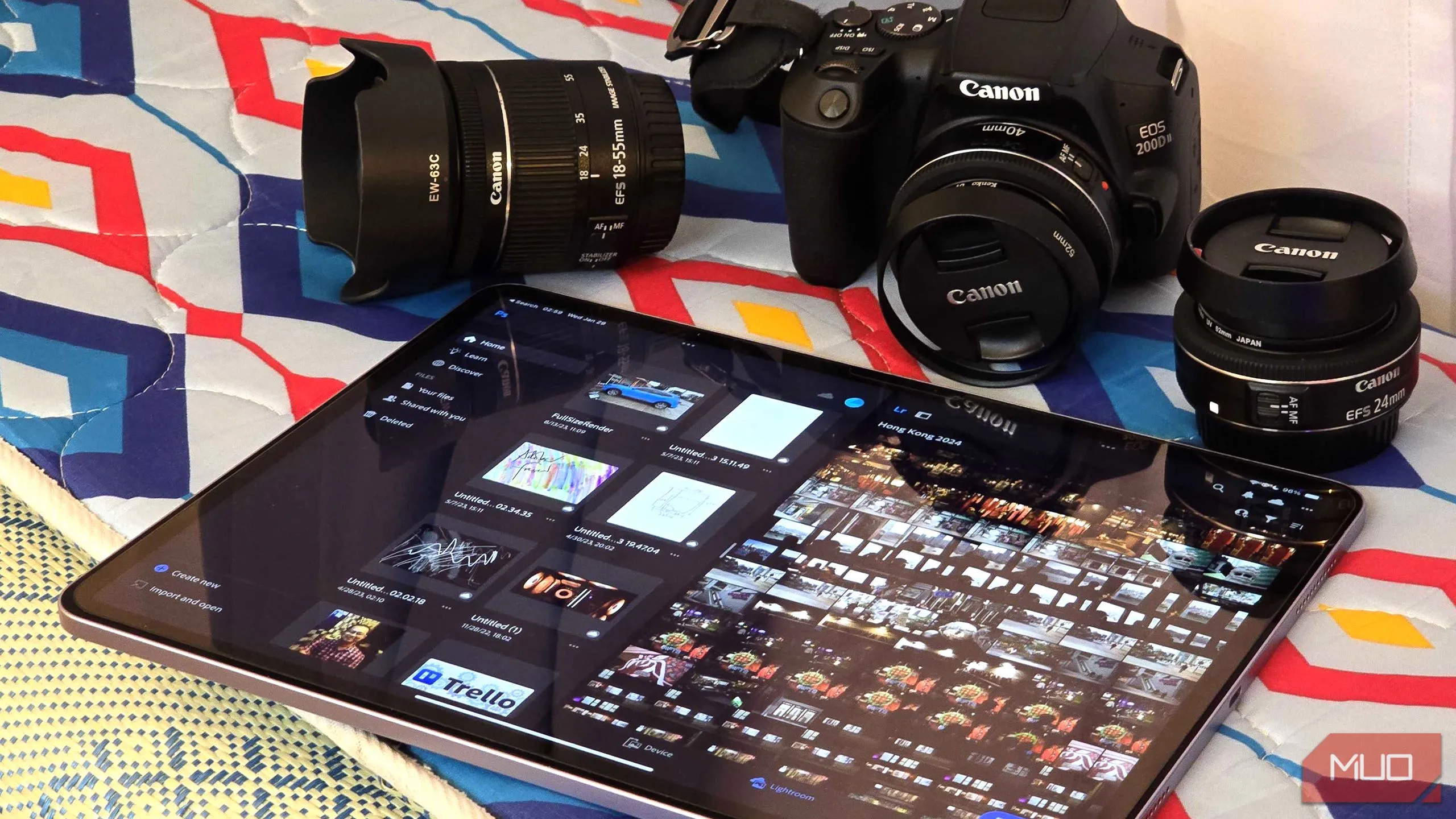Màn hình iPad hiển thị ứng dụng Adobe Photoshop và Lightroom đang chạy