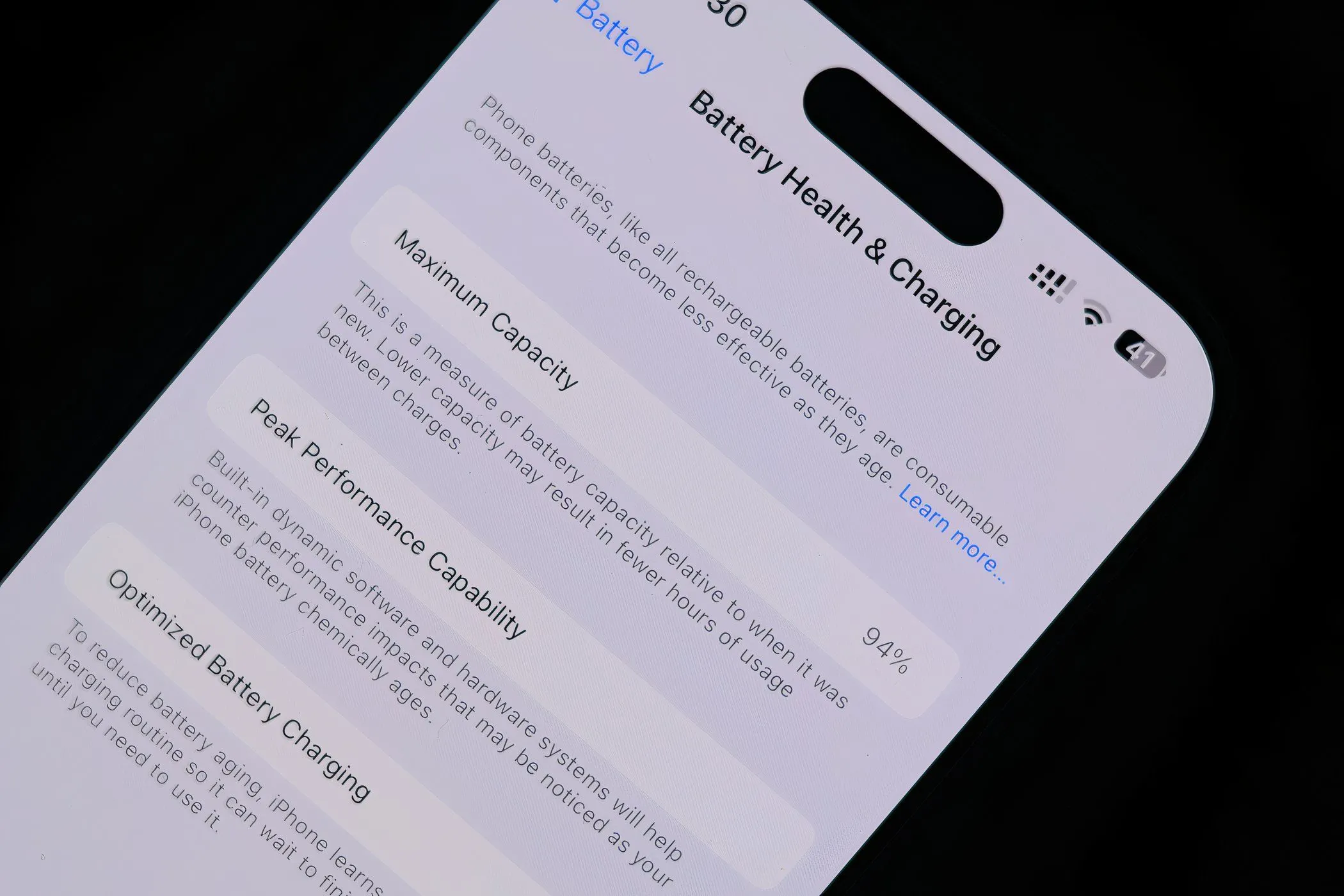 Màn hình iPhone 14 Pro hiển thị menu Tình trạng pin trong cài đặt iOS, với dung lượng tối đa 95%