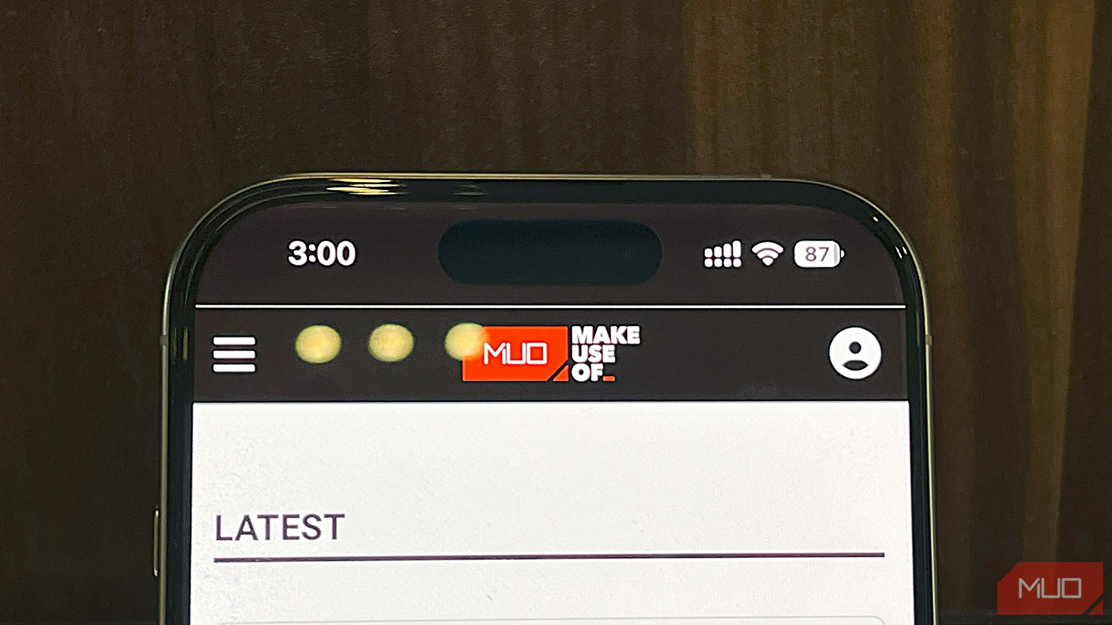 Màn hình iPhone 16 Pro đang hiển thị trình duyệt Safari với trang chủ MakeUseOf, minh họa cảnh thử nghiệm tiêu thụ pin trong điều kiện độ sáng tối đa.