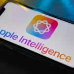 Màn hình iPhone hiển thị logo và chữ "Apple Intelligence", minh họa tính năng AI mới trên iOS 18.4.