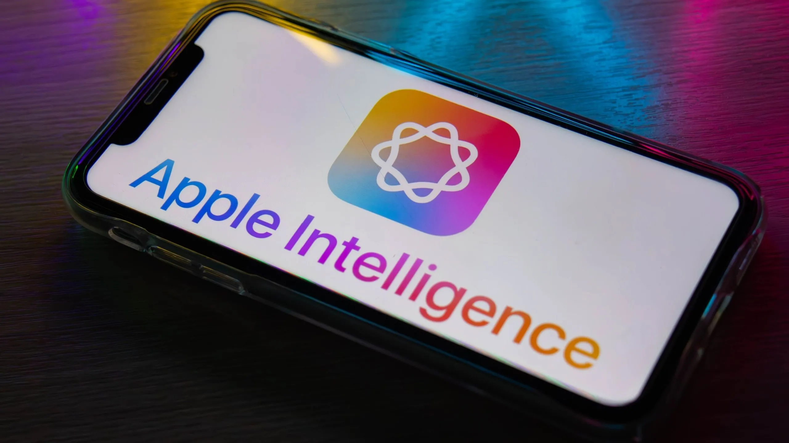 Màn hình iPhone hiển thị logo và chữ "Apple Intelligence", minh họa tính năng AI mới trên iOS 18.4.