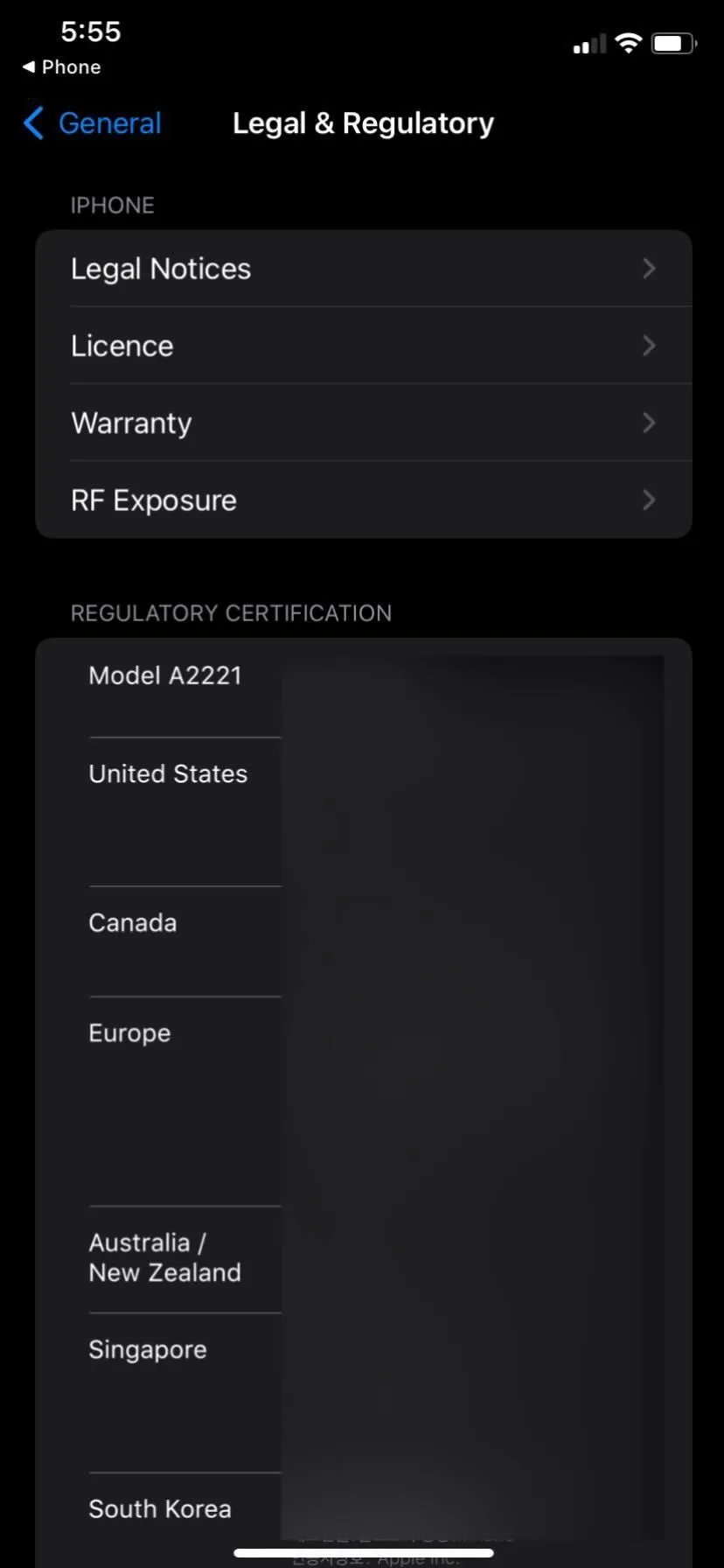 Màn hình iPhone hiển thị trang &quot;Legal &amp; Regulatory&quot; (Pháp lý &amp; Quy định), cho thấy các thông tin về chứng nhận, giấy phép, và quy định an toàn.